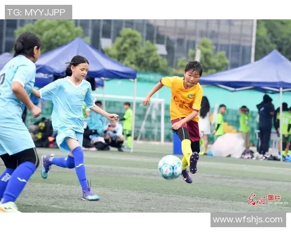 在绿茵场上追逐梦想一个足球连接无数心灵与希望